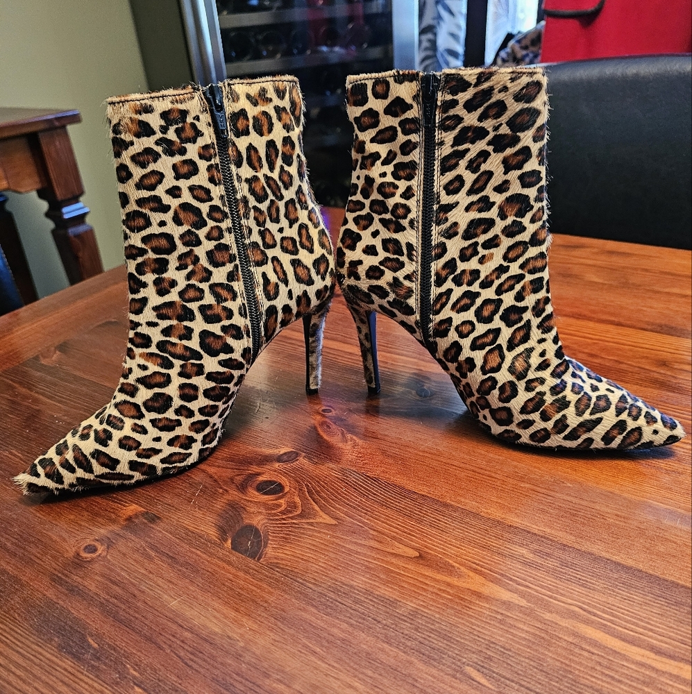 Gorgeous animal print‎ pony ankle boots. Size 8.